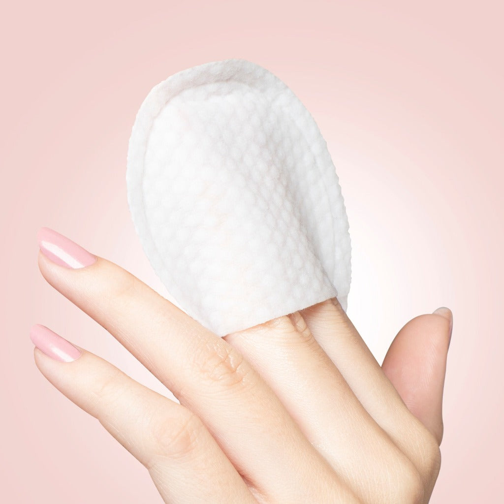 Image of a hand holding the pad of the STARSKIN VIP 7-Second Luxury All Day Mask 5 pack showing the other side