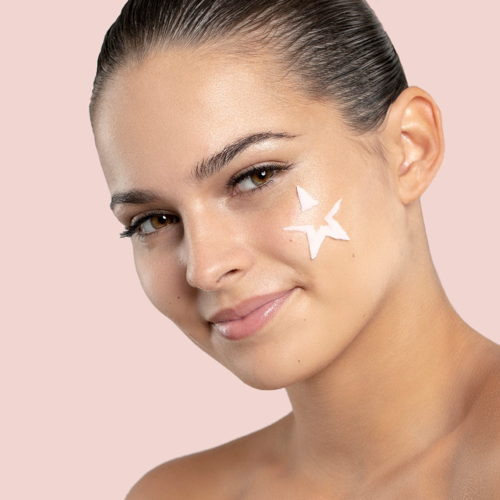 Atmospheric image of a model with the STARSKIN logo made of STARSKIN ORGLAMIC Pink Cactus Pudding on her cheek
