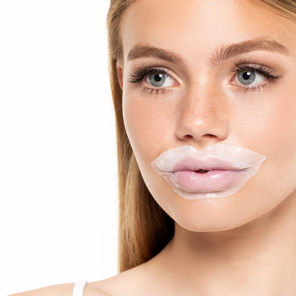 Model wearing the STARSKIN Dreamkiss lip mask on her lips
